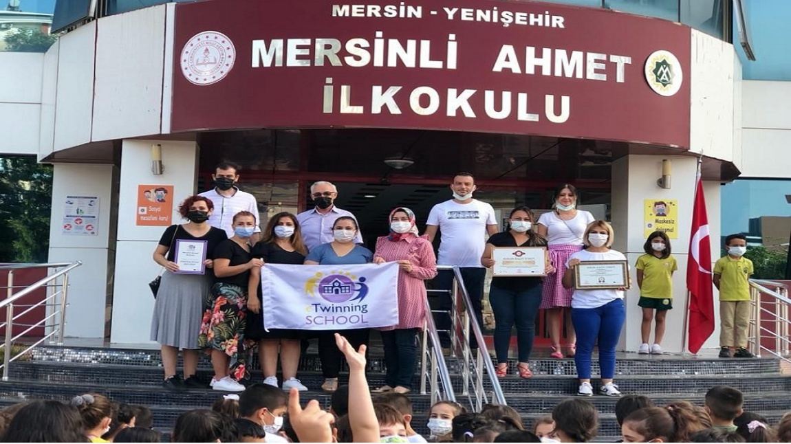 İlköğretim Haftası Kapsamında eTwinning Okulu Kalite Etiketi Levha'mız ve eTwinning School Bayrağı'mız  Öğrencilerimize Takdim Edildi